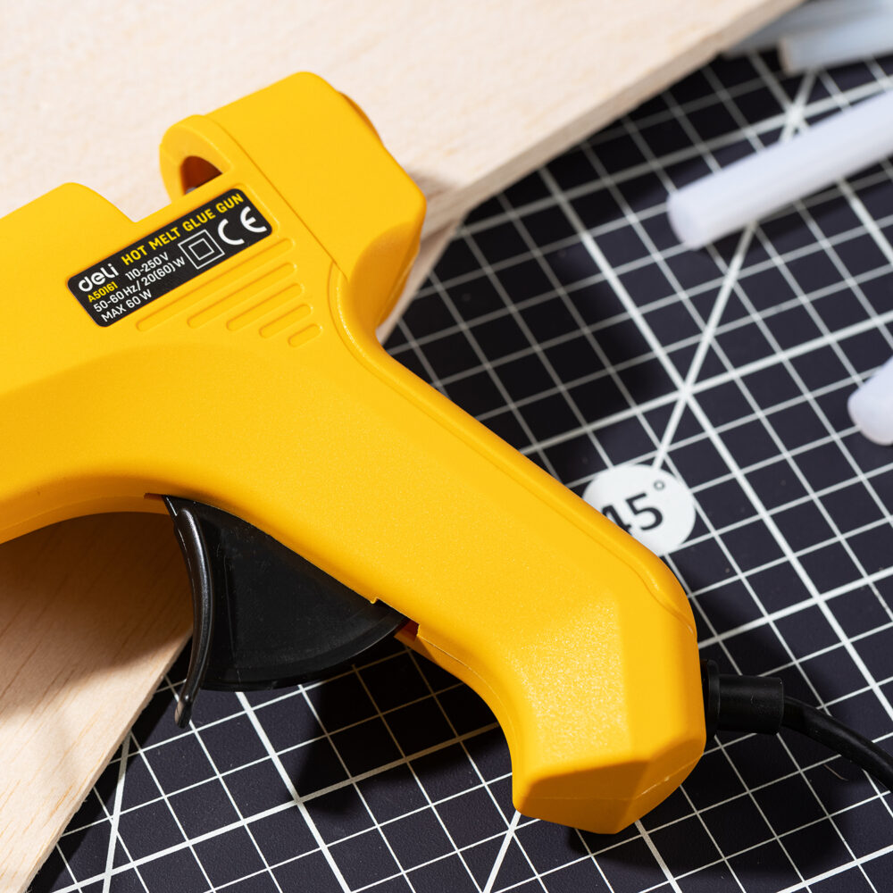 ديلي فرد صمغ لاصق - 60W - 220V أنفيرتر - مع قاعدة - أصفر